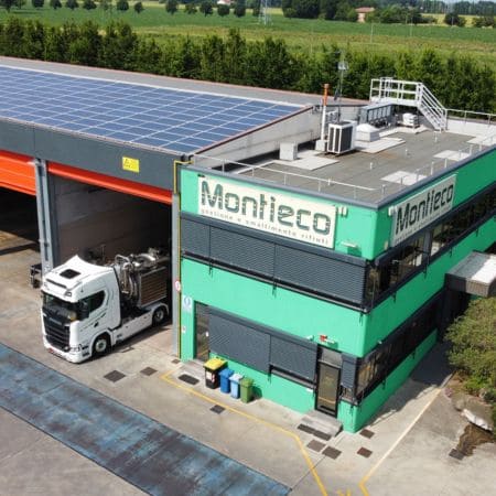 sede Montieco con automezzo in uscita e pannelli solari